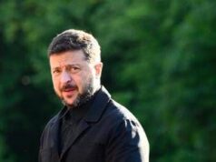 Ucraina, Zelensky firma legge che frena anticorruzione: migliaia protestano in piazza
