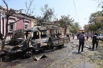 Ucraina, accordo Ue su nuove sanzioni ‘forti’ a Russia. Mosca attacca Zaporizhzhia e Kharkiv