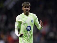 Yamal, dopo polemiche il rinnovo con il Barcellona. E si presenta con la madre