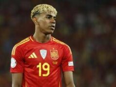 Yamal e la festa con persone affette da nanismo, padre lo difende: “È solo invidia”