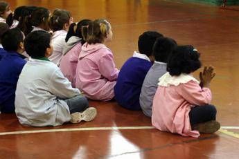 Addio ai grembiuli rosa e blu in un asilo del Senese, Lega protesta: “Messaggio ideologico”