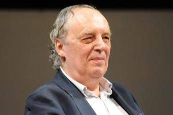 Dario Argento in ospedale a Ischia, malore in vacanza