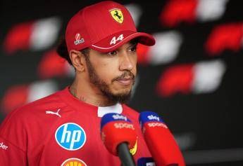Delusione Hamilton: “Sono inutile, la Ferrari dovrebbe cambiare pilota”
