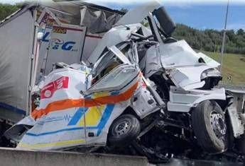 Incidente A1, indagato autista camion che ha distrutto ambulanza: inchiesta su dinamica