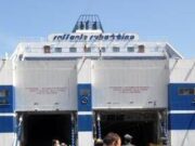 Napoli, incendio su traghetto con 155 passeggeri: fiamme domate