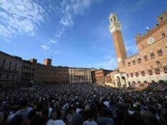 Palio Siena, la corsa dell’Assunta accende la città . Leocorno e Civetta favorite
