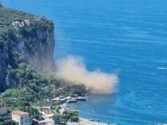 Paura a Vico Equense, crolla costone a picco sul mare