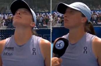 “Piove?”. “No, ti ho sputato…”: Swiatek e l’intervista surreale