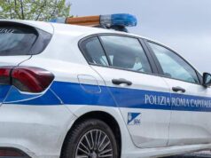 Roma, due bambini lasciati soli in auto in centro: denunciata la madre