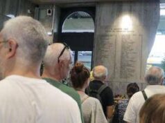 Strage Bologna, Bernini contestata da un uomo: “Credo a lei, non al governo”