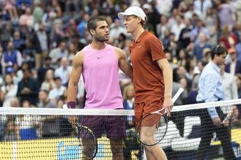 Alcaraz, tifosi ‘bocciano’ l’outfit contro Sinner agli Us Open: “Pantera rosa”