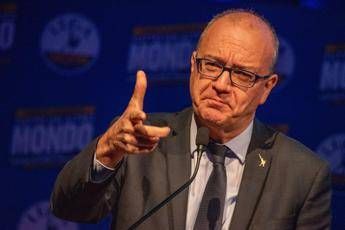 Con t-shirt ‘Bella ciao’ contestano Valditara a Fermo, cacciati dai presenti