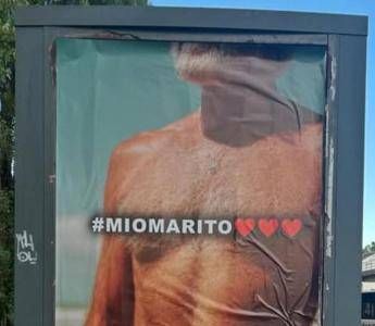 Foto su siti sessisti, a Torino la ‘vendetta’ dello street artist: spuntano i manifesti di ‘Mio marito’