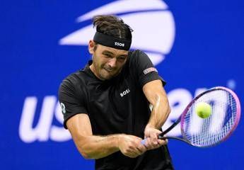 Fritz, nuovo look contro Djokovic: la fascia è… al contrario