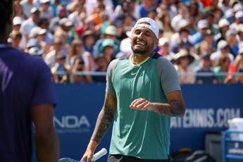 Kyrgios, dopo le critiche a Sinner la sfida a Sabalenka: “Pensate davvero che possa vincere contro di me?”