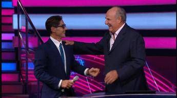 La ruota della fortuna, a sopresa in studio arriva Pier Silvio Berlusconi: “Fatto piccolo miracolo”