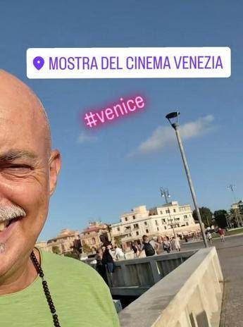 “Ma che s’è visto che stavo al pontile di Ostia?”, su Venezia la gag del comico Fabio Avaro