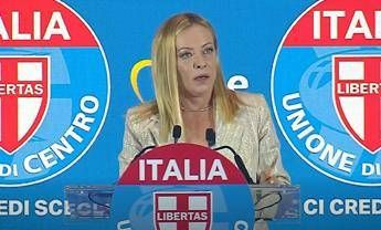 Meloni: “Odio e violenza politica stanno tornando, noi accusati da chi festeggia la morte di Kirk”