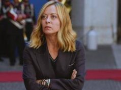 Meloni sul palco di Fenix: “Non siete Gioventù meloniana, ragionate con la vostra testa”