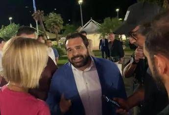 “Non impedite di fare domande”, tensione tra il cronista di Report e la scorta di Giuli a Fenix