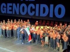 Roberto Bolle sul palco con bandiera Palestina, il messaggio per Gaza