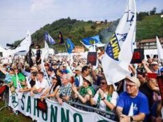 Salvini accende Pontida: “Mai i nostri figli a morire in Ucraina”. Omaggio a Bossi e citazione di Berlusconi