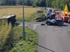 Scontro tra auto e scuolabus con 30 bambini a bordo, 5 feriti