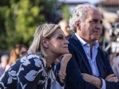 Simona Ventura e il marito perseguitati dallo stalker: “Minacciati di morte in 200 messaggi”