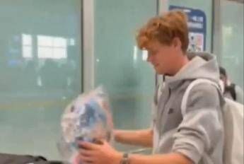 Sinner arriva in Cina, ad accoglierlo c’è… un cuscino