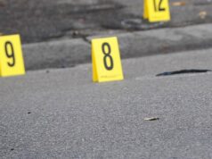 Spara tre volte contro la palazzina di fronte, poi si toglie la vita