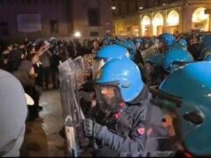 Bologna, tensione durante manifestazione Giovani Palestinesi: idranti e cariche della Polizia