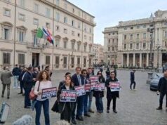 Flash mob +Europa contro Orban a Palazzo Chigi: “Dittatore con i soldi nostri”