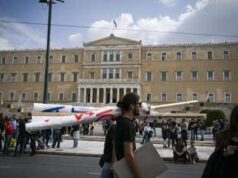 Grecia, giornata lavorativa di 13 ore: il Parlamento approva la legge