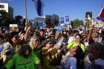 Hamas ha rilasciato i primi 7 ostaggi, consegnati alle Idf