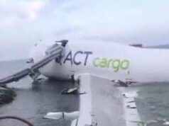 Hong Kong, aereo cargo esce di pista e finisce in mare: due morti