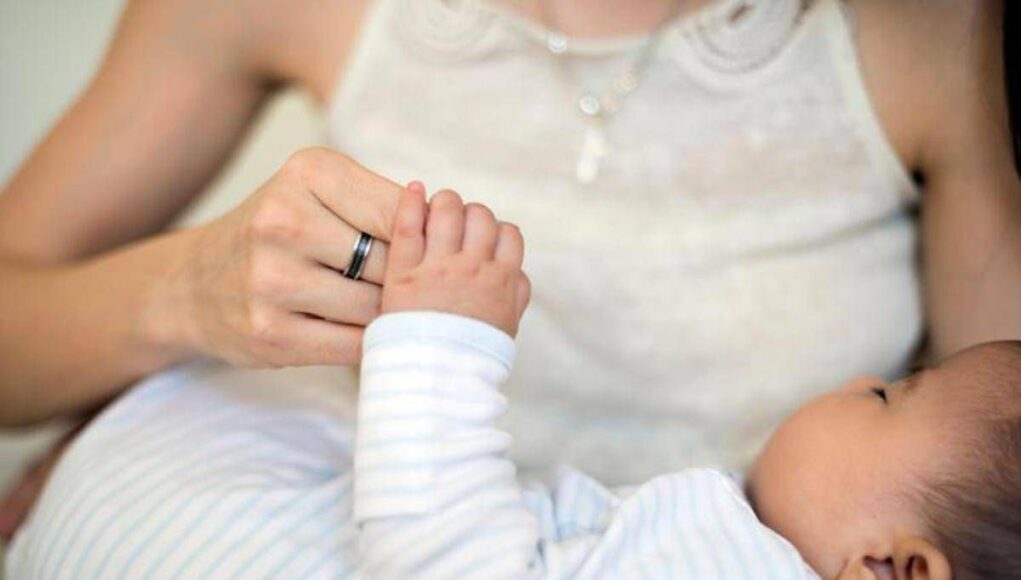 I dentini dei bebè? Spuntano prima se la mamma è stressata: lo studio