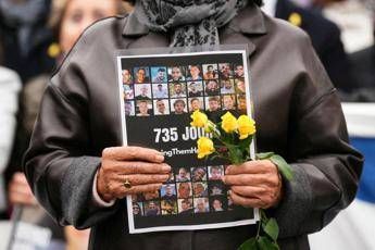 Israele attente i suoi ostaggi, dai gemelli al papà: chi sono i 20 che si ritiene siano ancora vivi