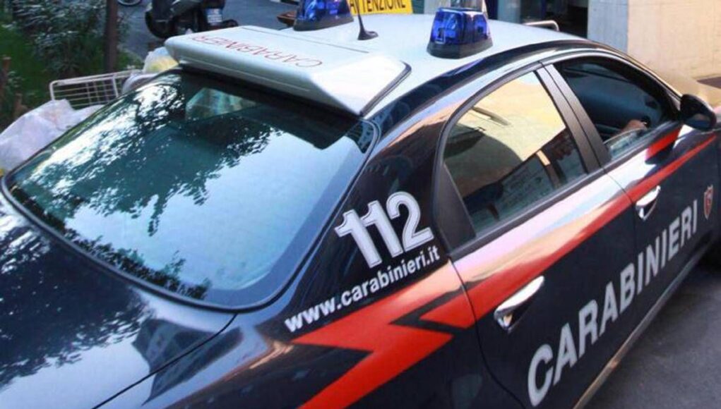 Milano, pedina ovunque la moglie con il Gps e tenta di darle fuoco: arrestato 46enne