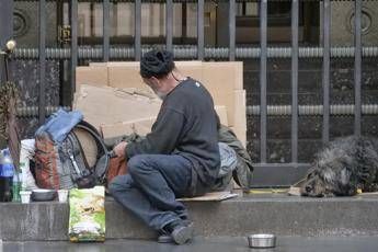 Oltre 5,7 milioni di persone in povertà assoluta nel 2024: allarme stranieri e minori