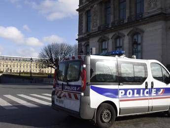 Parigi, colpo clamoroso al Louvre: rubati i gioielli di Napoleone