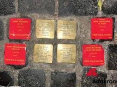 Roma, adesivi rossi con i nomi dei morti di Gaza accanto alle pietre d’inciampo