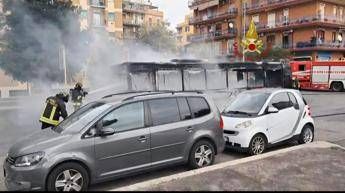 Roma, bus in fiamme: nessun passeggero ferito