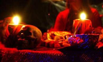 Rubano due teschi al cimitero per farne paralumi. Lo psichiatra: “Antisociali con feticismo per la morte”