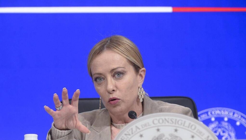 Sondaggio politico: Fratelli d’Italia stabile al comando, su Forza Italia