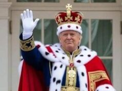 Trump ‘trolla’ i manifestanti, il video con il presidente-re