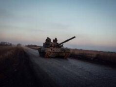 Ucraina, l’inviato di Putin in Usa: “Vicini a soluzione diplomatica”. Nuovi raid su Kiev