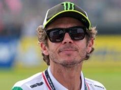 Valentino Rossi leggendario, trionfo a Indianapolis 17 anni dopo lo storico duello con Hayden