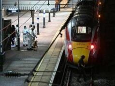 Accoltellamento sul treno, 10 feriti: nove sono in pericolo di vita, indaga anche antiterrorismo