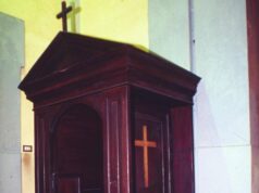 Allarme esorcisti: “Dalle feci al sesso in chiesa, non c’è più limite al sacrilegio”