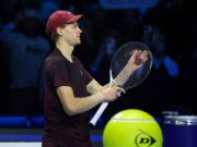 Atp Finals, Sinner serve troppo forte e… rompe la racchetta contro Shelton